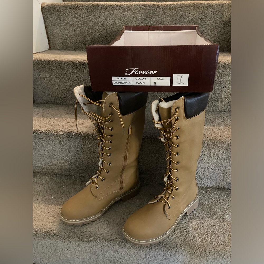 NWB FOREVER Broadway-12 Faux Shearling Lined Lace Up Boots